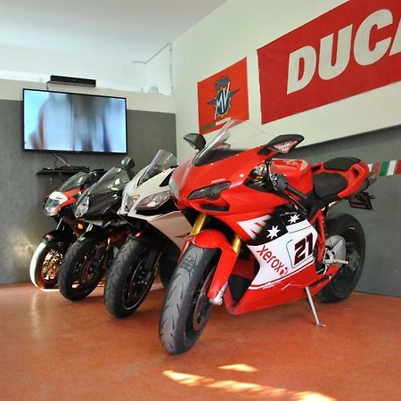 Millesimo Italian Piston House Sport Moto Rent Bed & Breakfast エクステリア 写真