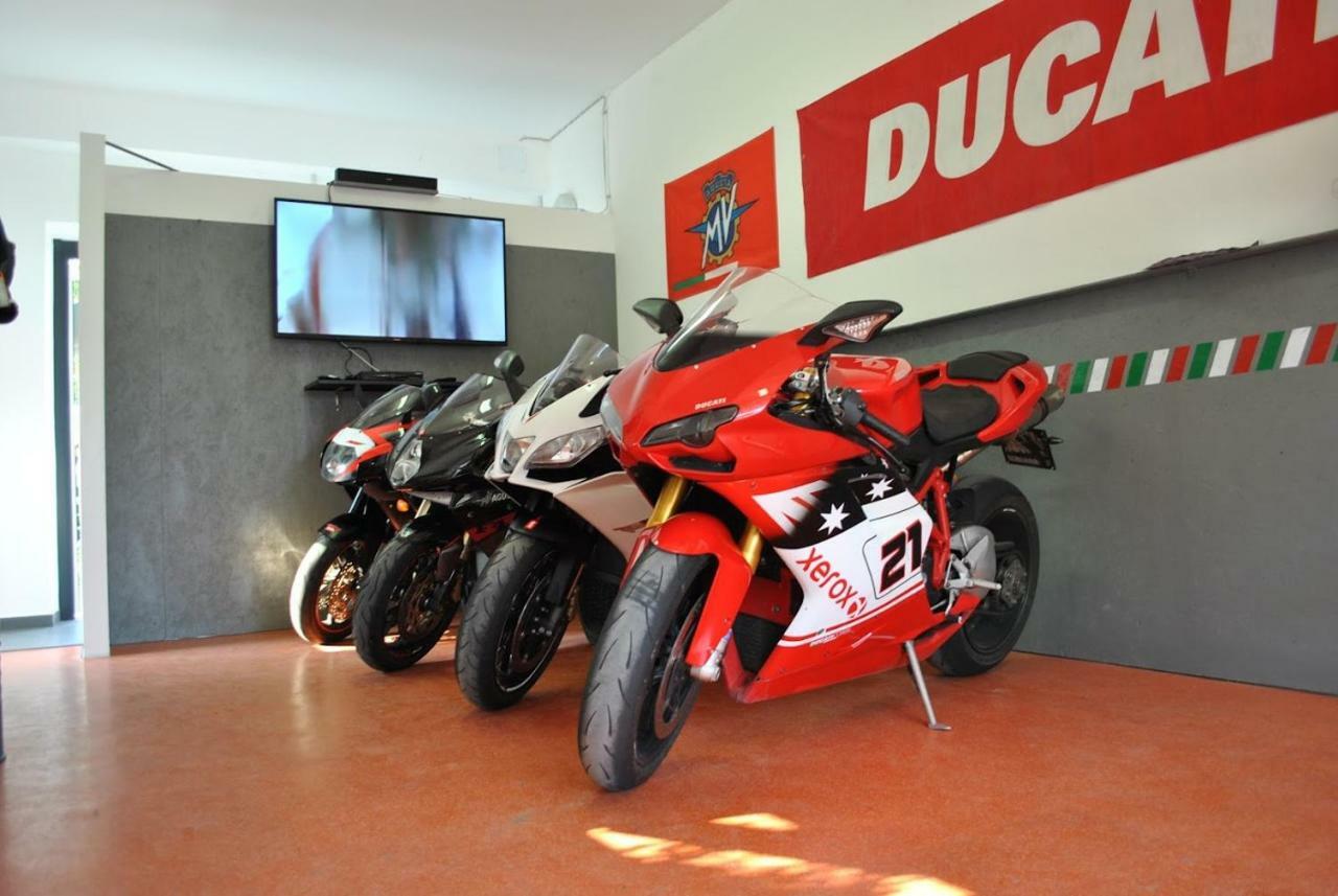 Millesimo Italian Piston House Sport Moto Rent Bed & Breakfast エクステリア 写真
